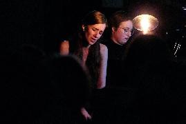 Zwei jungen Frauen befinden sich in einem dunklen Raum mit nur einer Lichtquelle
