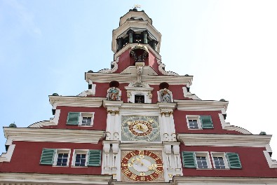 Altes Rathaus Esslingen mit roter Fassade