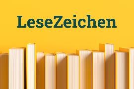 Bücher vor einem gelben Hintergrund mit Schnittkante zur Kamera, 'LeseZeichen' als Schriftzug darüber