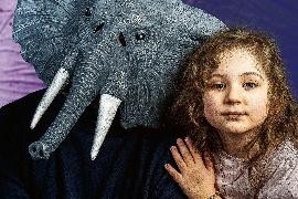 Kleines Mädchen mit Elefanten