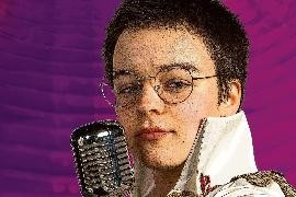 Junger Mann mit Brille vor lila Hintergrund