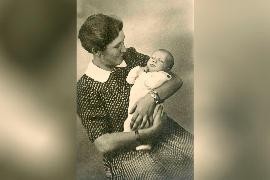 Sepiafotografie einer Frau mit Baby im Arm